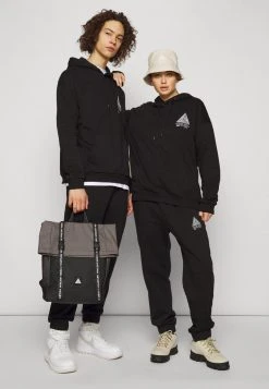 YOURTURN WINCENT WEISS TRIANGLE LOGO UNISEX - Felpa Con Cappuccio - Black -Youturn Abbigliamento Negozio 52f67bea634f4b9bba1b2e02b73a1add