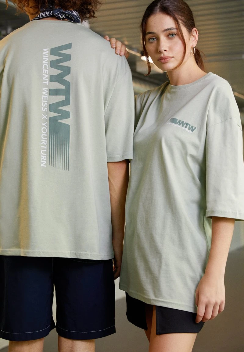 YOURTURN GRAPHIC TEE WINCENT WEISS UNISEX - T-shirt Con Stampa - Light Green 6 YOURTURN GRAPHIC TEE WINCENT WEISS UNISEX - T-shirt Con Stampa - Light Green - immagine 4