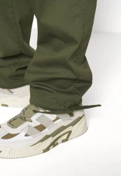 YOURTURN UNISEX - Pantaloni Cargo - Light Green -Youturn Abbigliamento Negozio 60a88ef82b6b487bac4b186b6b0a649d