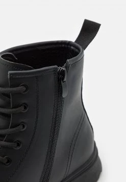 YOURTURN Uomo Stivaletti Stringati - Black -Youturn Abbigliamento Negozio 76e359bbfd824950a53ac052b9389ecf