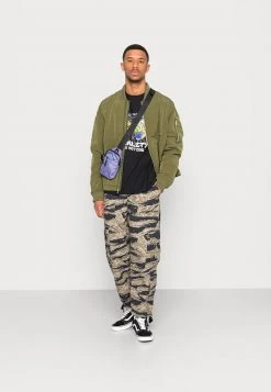 YOURTURN REALITY MOTION GRAPHIC T-SHIRT UNISEX - T-shirt Con Stampa - Black 8 YOURTURN REALITY MOTION GRAPHIC T-SHIRT UNISEX - T-shirt Con Stampa - Black -Youturn Abbigliamento Negozio 87c85416b2474db8b11985ef0dfbde79