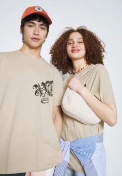 YOURTURN GRAPHIC TEE UNISEX - T-shirt Con Stampa - Tan -Youturn Abbigliamento Negozio aaf861d774324b039a1445d3b0b3542f