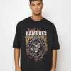YOURTURN RAMONES TEE UNISEX - T-shirt Con Stampa - Black -Youturn Abbigliamento Negozio c2f0a584c9f5410ea0972d4c3eabbae9