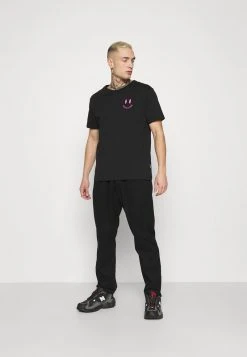 YOURTURN Unisex T-shirt Con Stampa - Black 9 YOURTURN Unisex T-shirt Con Stampa - Black -Youturn Abbigliamento Negozio c59bd1dc13904455b4502e963db5e91d