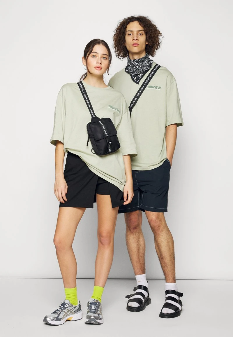 YOURTURN GRAPHIC TEE WINCENT WEISS UNISEX - T-shirt Con Stampa - Light Green 8 YOURTURN GRAPHIC TEE WINCENT WEISS UNISEX - T-shirt Con Stampa - Light Green - immagine 6