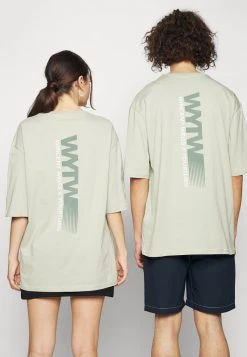 YOURTURN GRAPHIC TEE WINCENT WEISS UNISEX - T-shirt Con Stampa - Light Green 13 YOURTURN GRAPHIC TEE WINCENT WEISS UNISEX - T-shirt Con Stampa - Light Green -Youturn Abbigliamento Negozio eff29eb63cb2448f9b34e076a30072f8